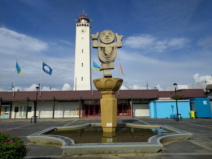 File:Noordwijk - Vuurtorenplein met Janus.jpg