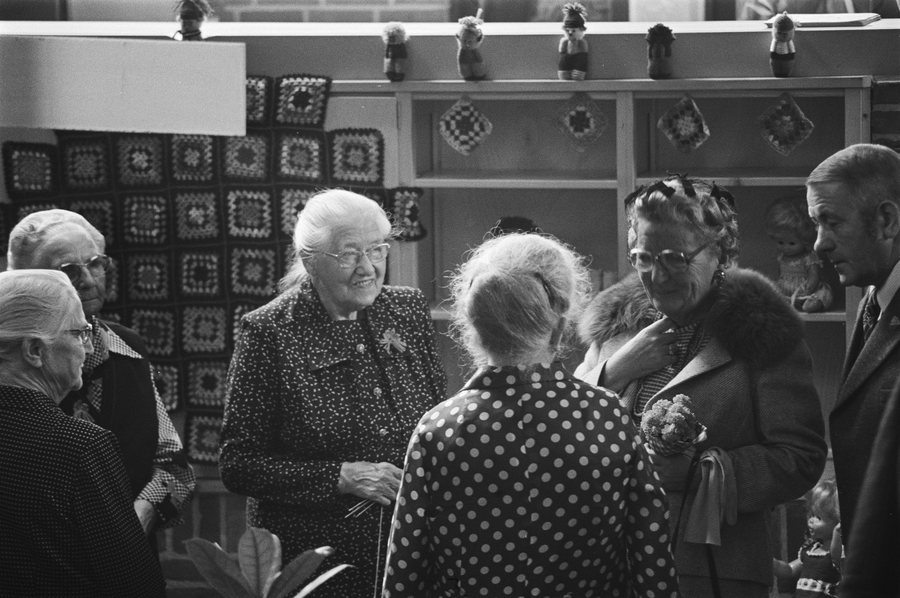 File:Koningin Juliana bezoekt Veenendaal, Bestanddeelnr 928-7988.jpg