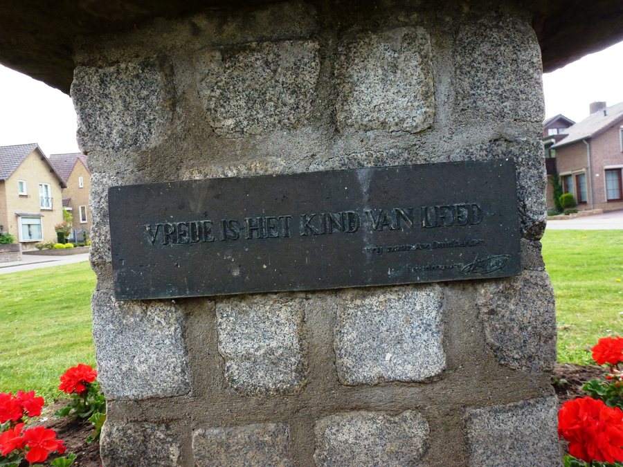 File:Linne (Maasgouw) vredesmonument tekst.JPG