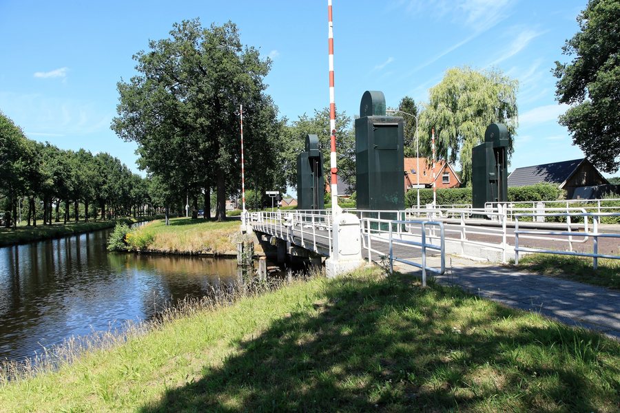 File:Westerwolde - Barnflair-Oost brug + Ter Apelkanaal 01 ies.jpg