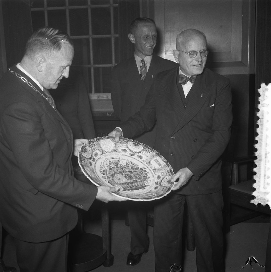 File:Delegatie uit Zonnemaire (Schouwen Duiveland) overhandigt bord aan gemeente Amst, Bestanddeelnr 906-5148.jpg