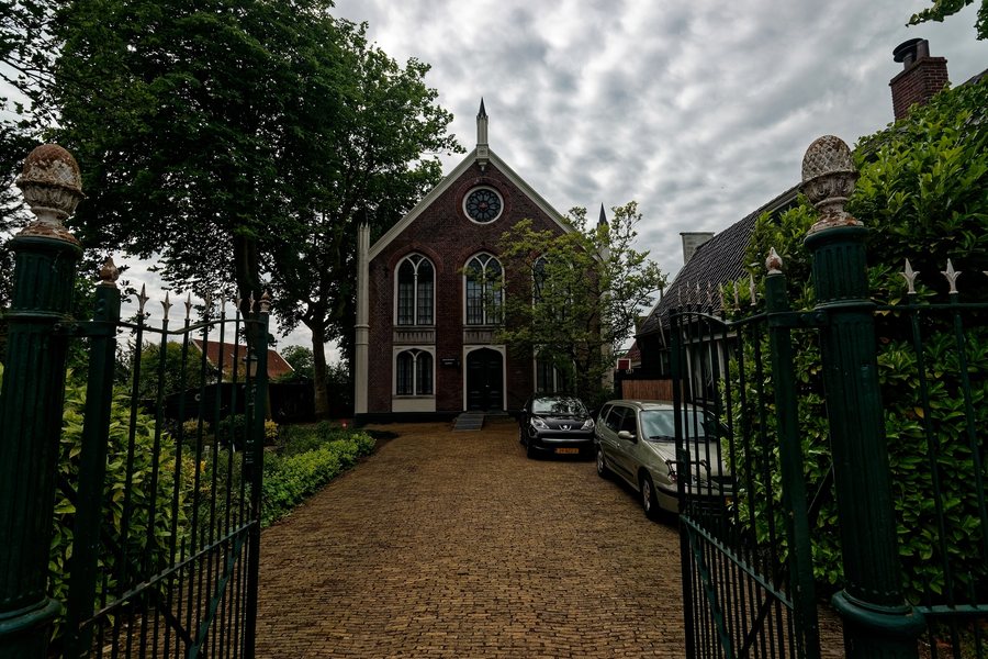 File:Westzaan - J.J. Allanstraat 463 - View West on Noordervermaning (Gereformeerde Gemeente Church).jpg