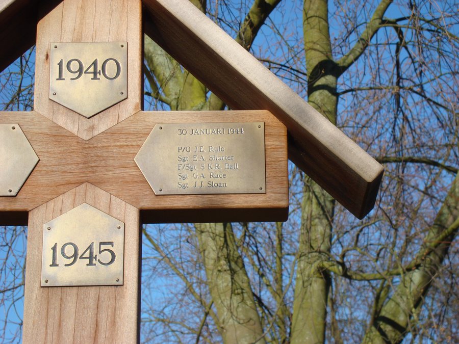 File:Marknesse Oorlogsmonument detail-9.JPG