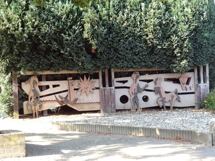 File:Maashees - Hekkunstwerk bij Sint Antonius basisschool.jpg