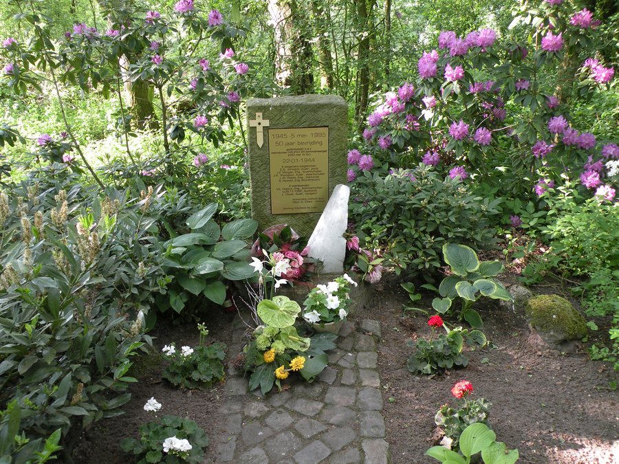 File:Oologsmonument lutterzandweg gemeente losser 5 mei 2009.jpg