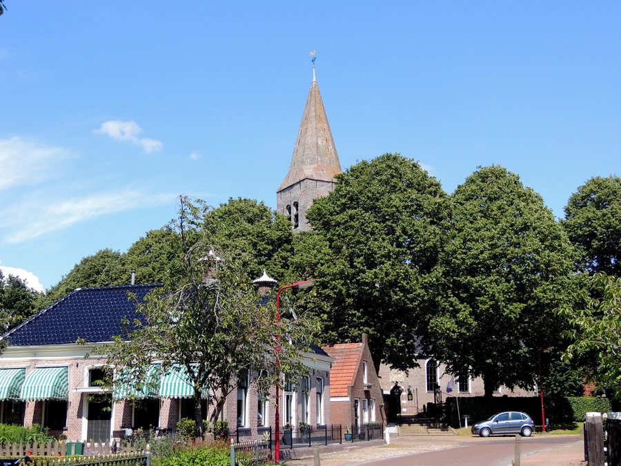 File:Huisjes naast de Kerk. Harich.jpg