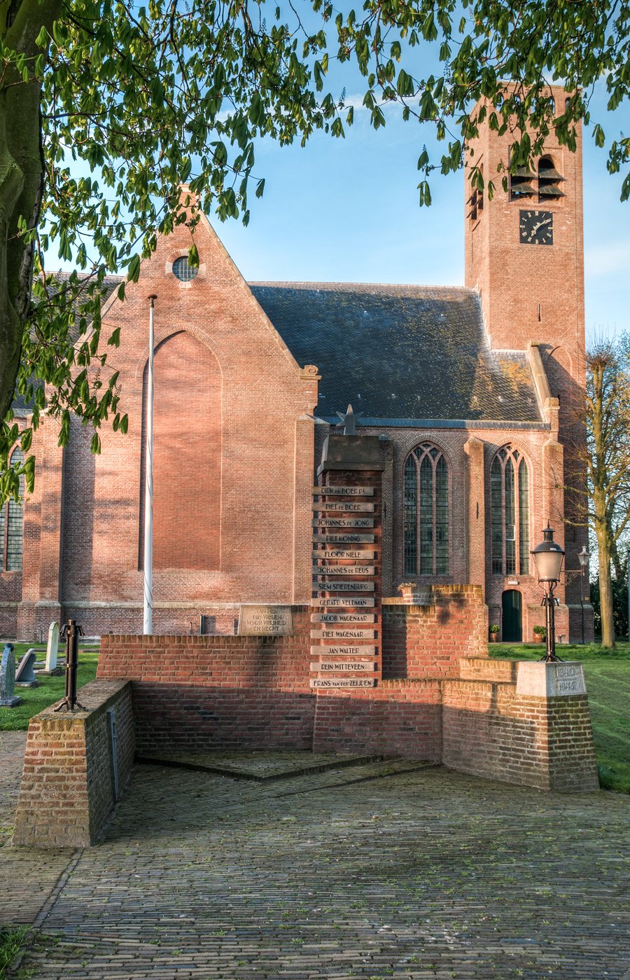 File:Oorlogsmonument Stompetoren.jpg