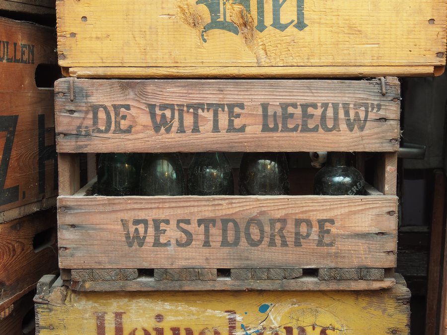 File:De Witte Leeuw Westdorpe, bierkrat.JPG