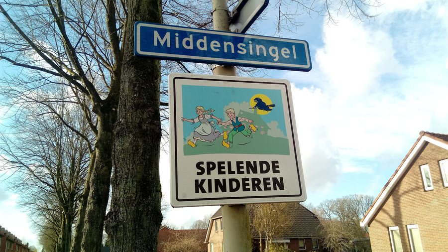 File:Spelende kinderen sign with Hansel and Gretel, Bellingwolde (2019) 01.jpg