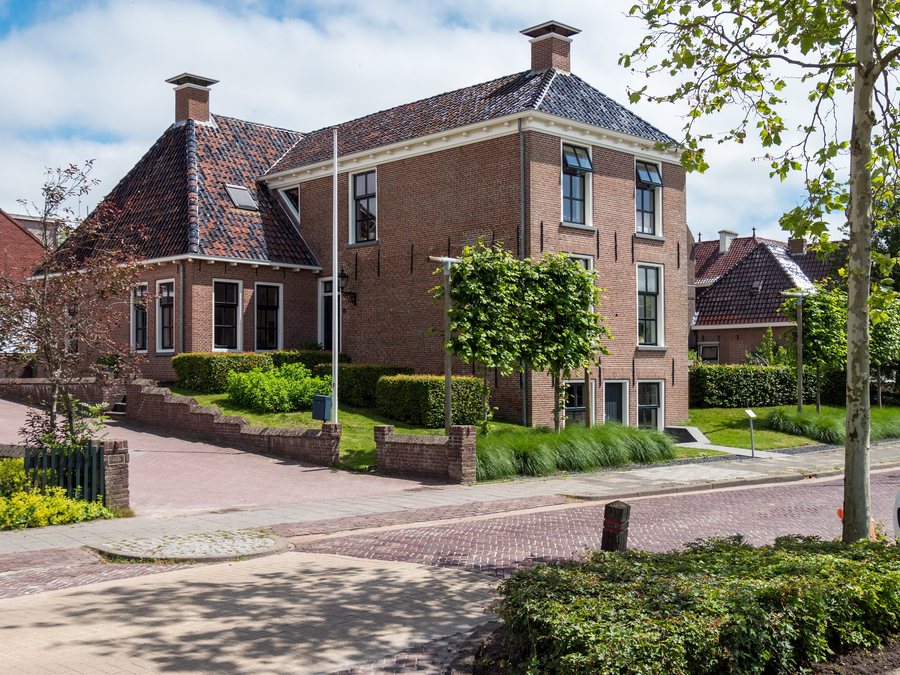 File:Stasjonswei 19-21 in Holwerd (2019).jpg