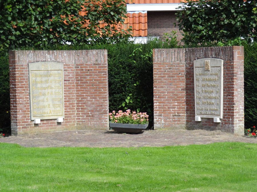 File:Warmenhuizen - Oorlogsmonument op de hoek van de Dorpsstraat en de Posthoorn.jpg