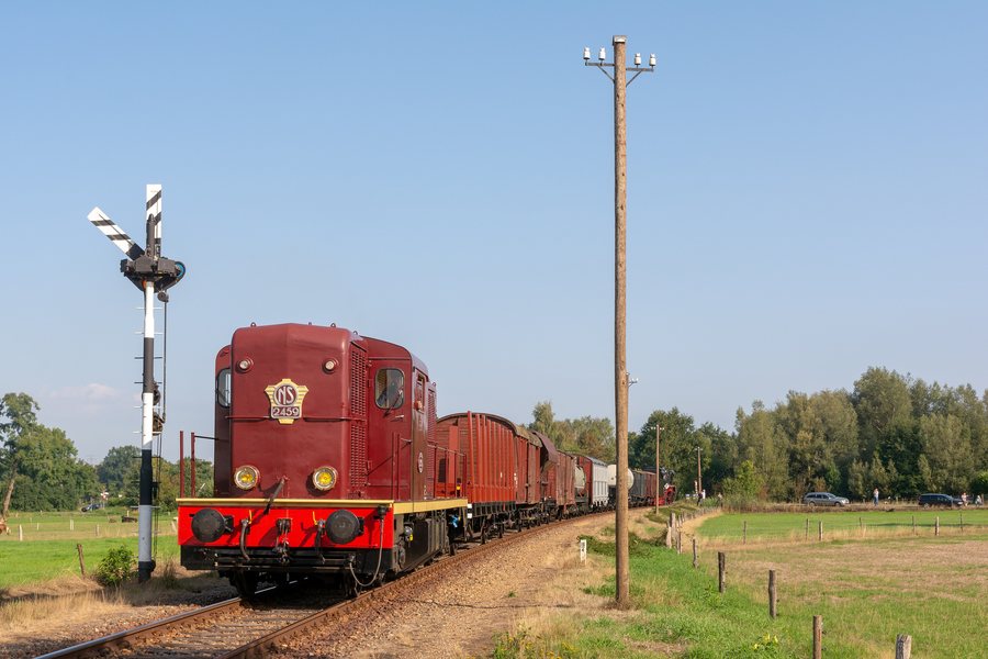 File:Lieren NS 2459 goederentrein 780 Apeldoorn VAM-Beekbergen - Flickr - Rob Dammers.jpg