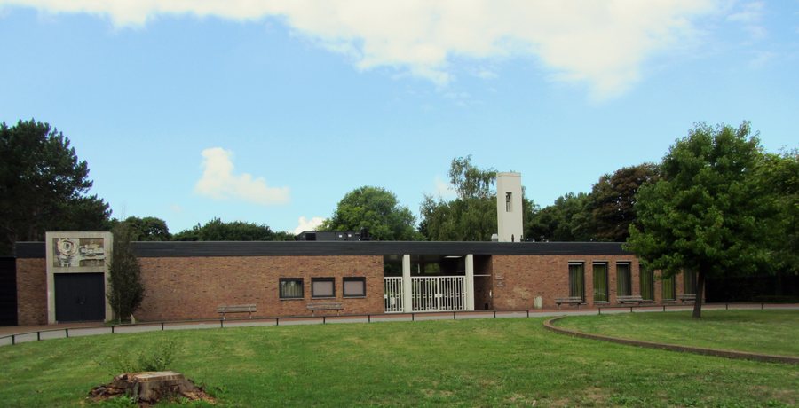 File:Aula, Begraafplaats Duinrust, Beverwijk 01.jpg