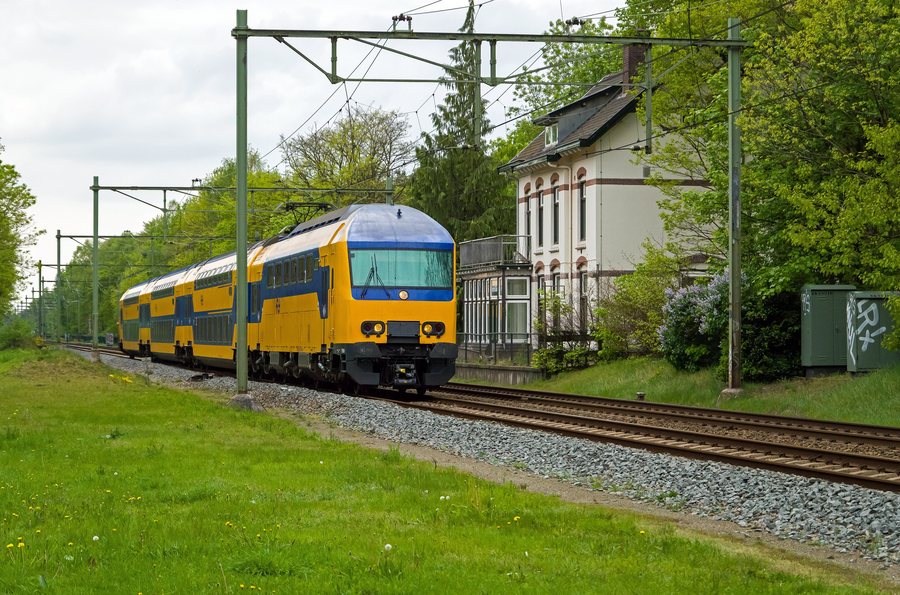 File:Soest DDZ 7531 Sprinter Zwolle langs oude NS station van Soestduinen (14022216785).jpg
