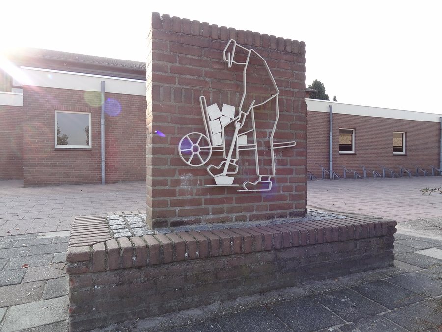 File:Westerbeek - 'De Twisse Tussteker' van Frans Giesbers bij gemeenschapshuis 'De Schans' aan de Schoolstraat.jpg