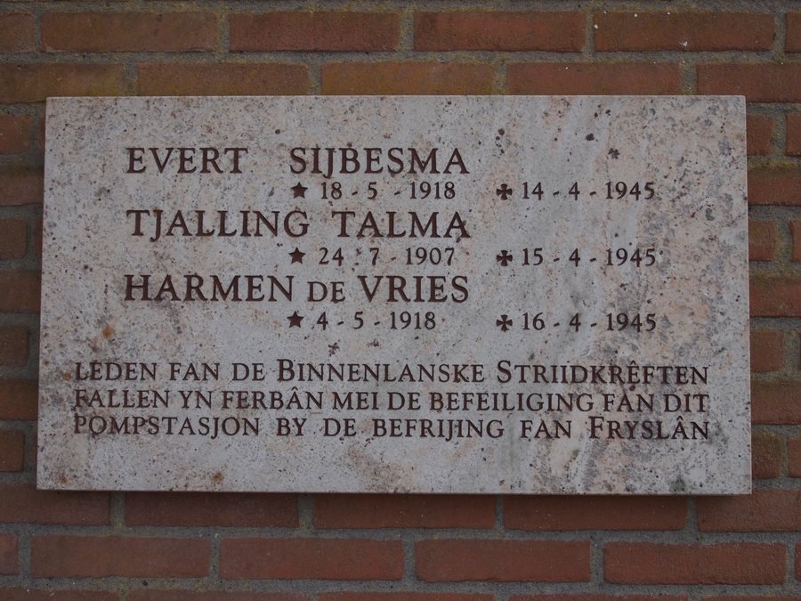 File:Noardburgum, verzetsmonument op de muur achter de kerk.JPG