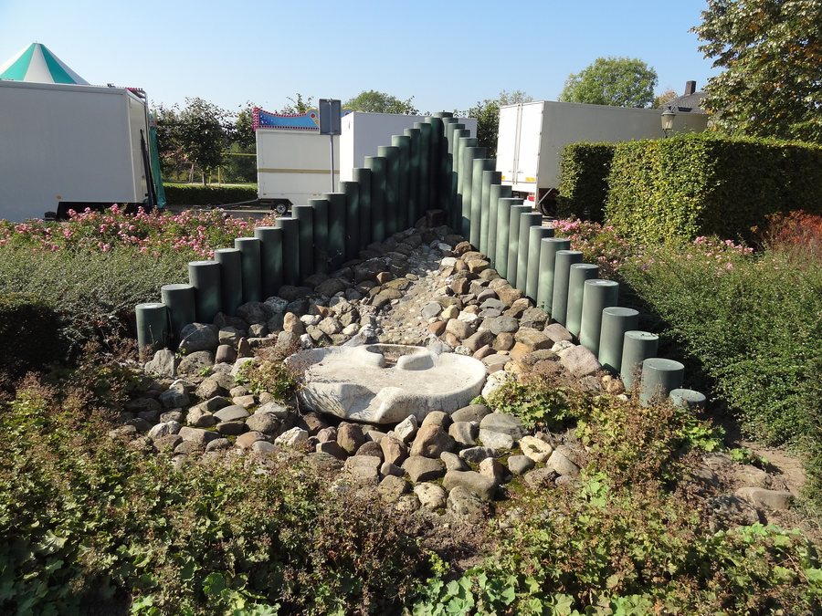 File:Groeningen - Fontein 'Levend water' in het park bij de Sint Antonius Abt en Sint Nicolaaskapel.jpg