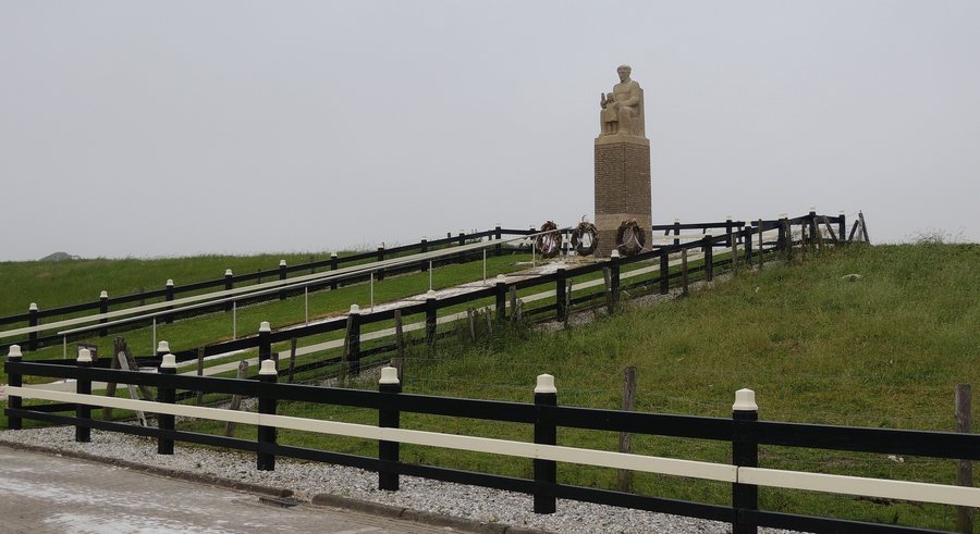 File:Kollumerpomp, verzetsmonument.JPG