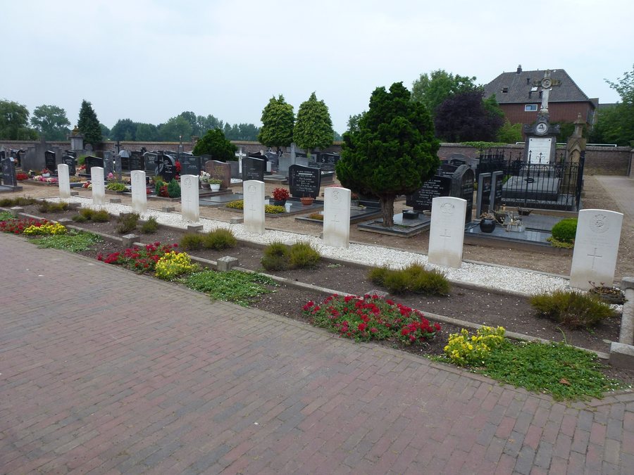 File:Ottersum (Gennep) cemetery, CWCG war graves.JPG