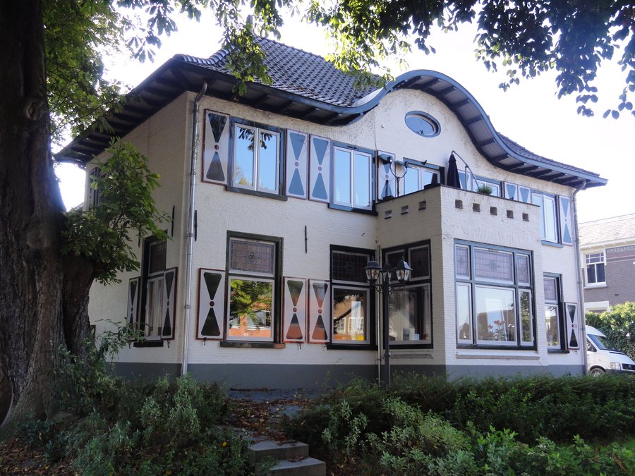 File:Beneden-Leeuwen Rijksmonument 523077 pastorie Zandstraat 79.JPG