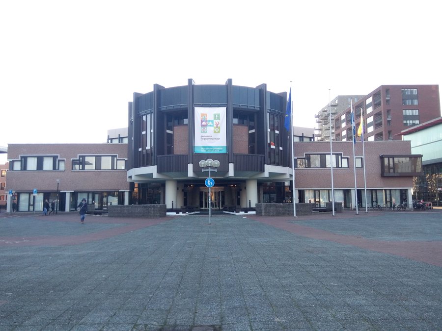 File:Raadhuis Hoofddorp voorzijde.jpg