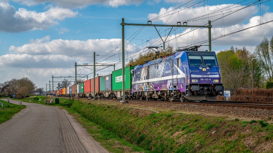 File:Horst-Sevenum RTB 186 423 containers (51099176757).jpg