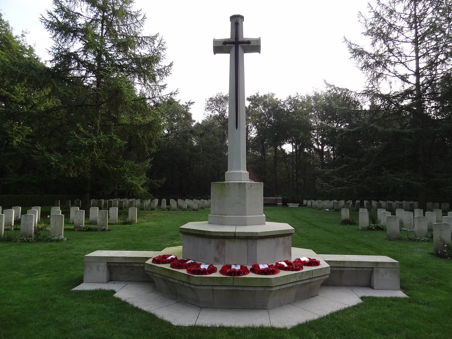 File:Overloon - Cross of Sacrifice gemaakt door sir Reginald Blomfield op de Oorlogsbegraafplaats.jpg