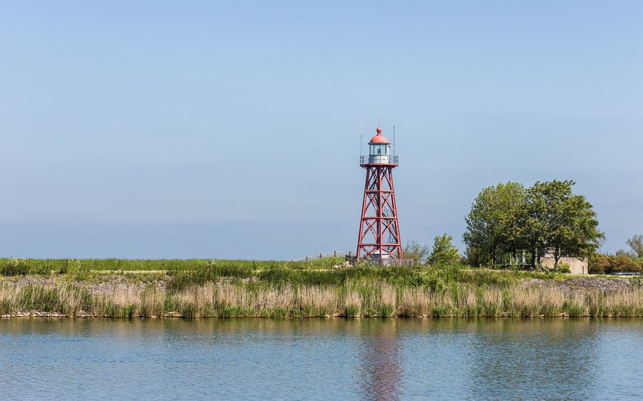 File:Stavoren. Zicht op de vuurtoren. 31-05-2021 (actm.) 01.jpg