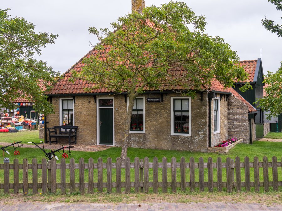 File:Meester Oudweg 1 in Buren (Ameland).jpg