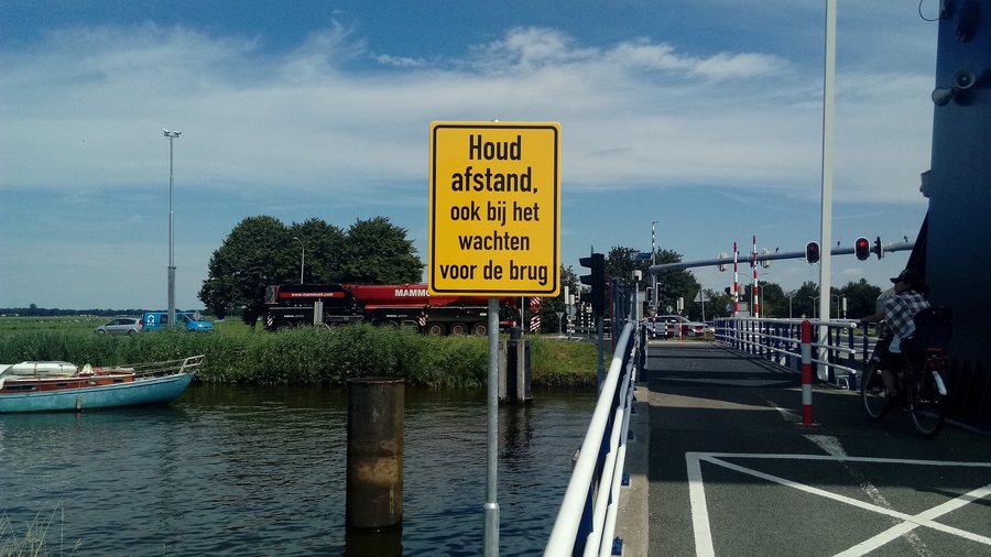 File:Houd afstand, ook bij het wachten voor de brug sign, Westerbroek (2020) 01.jpg