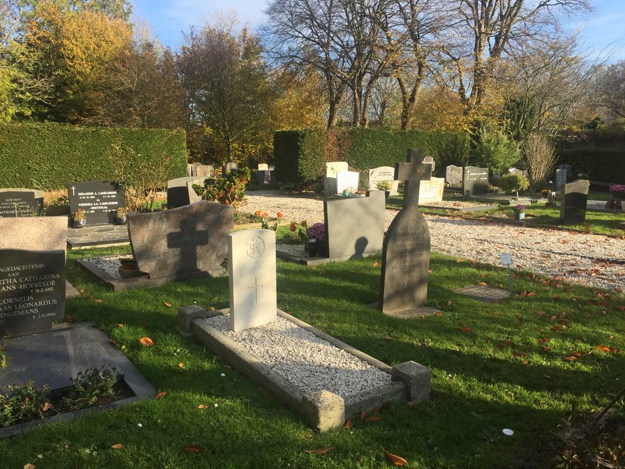 File:Commonwealth war graves - The Netherlands - Oostvoorne Roman Catholic cemetery.jpg