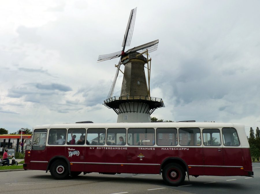 File:Spijkenisse molen Nooit Gedacht met oude bus De Walvis.jpg