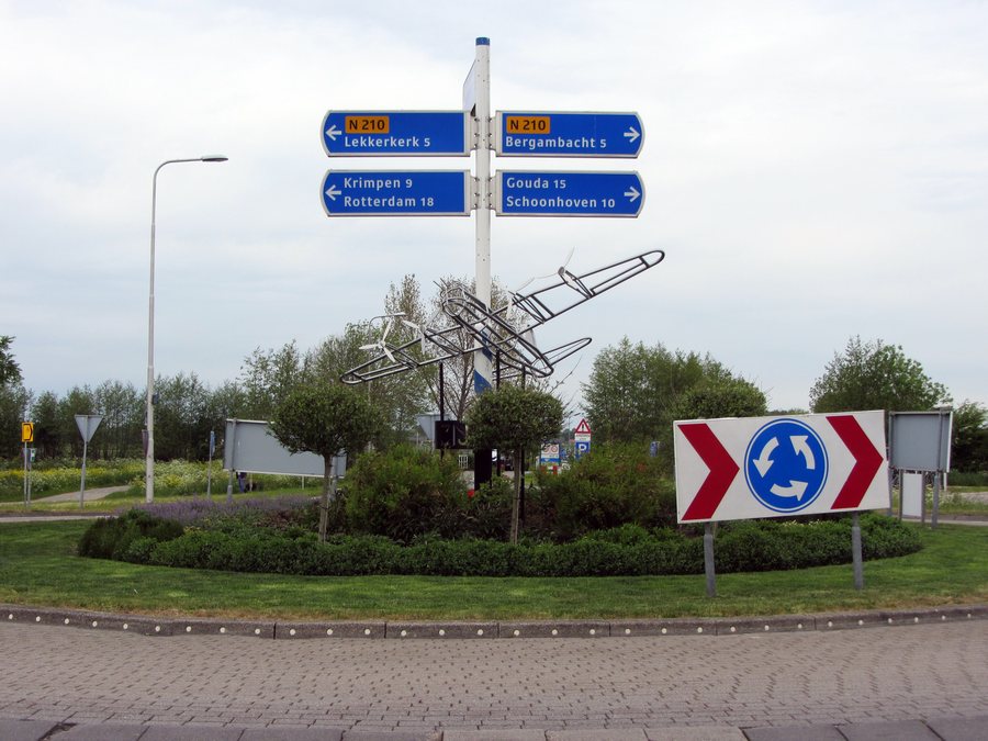 File:Wapendroppingsmonument, Berkenwoude 04.jpg