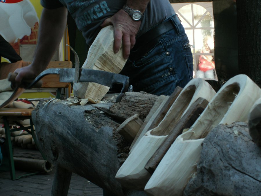 Holzschuhe in Handarbeit
