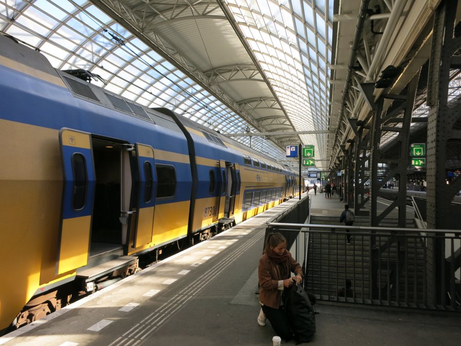 NS-Zug im Bahnhof Amsterdam