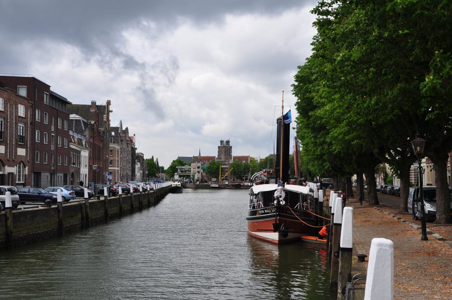 Kanal und historische Häuser in Dordrecht