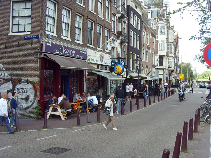 Coffeeshop an einer Straße in Amsterdam
