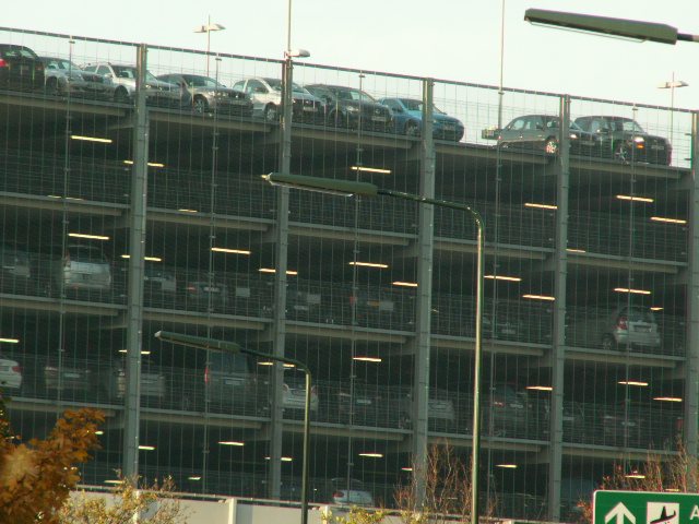 Parkhaus mit geparkten Autos