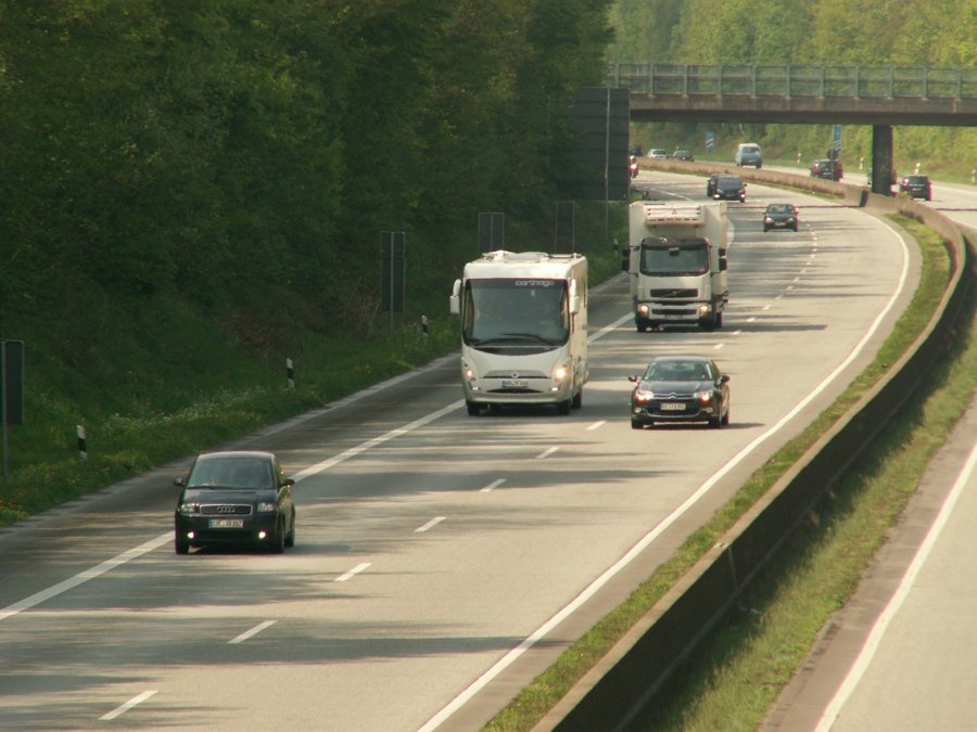 Verkehr auf mehrspuriger Autobahn