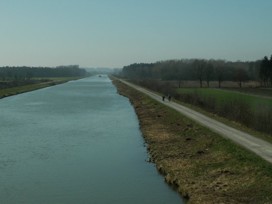 Flusslandschaft mit Radfahrern und Boot