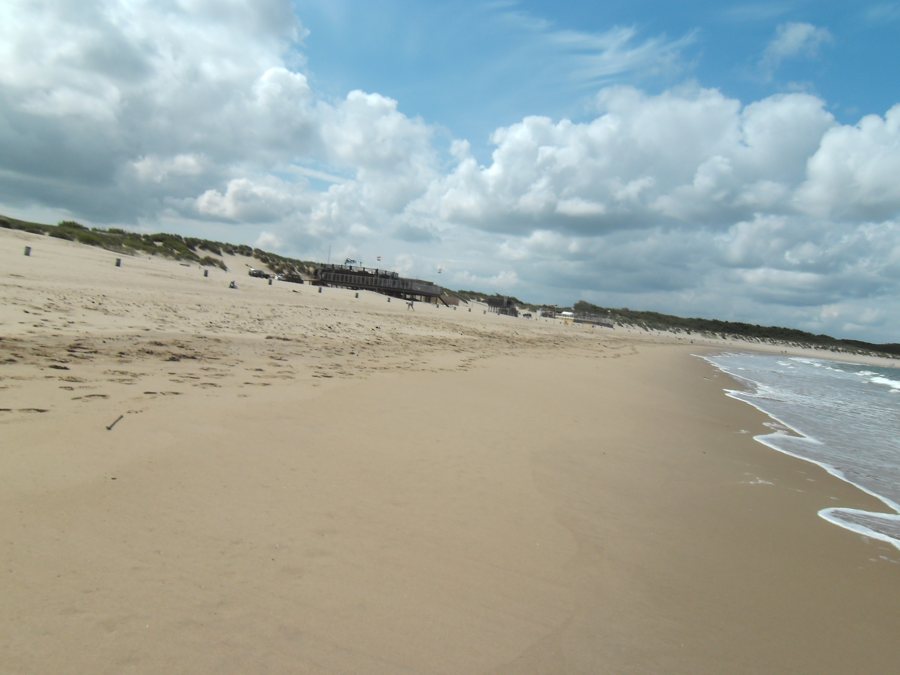 Breiter Sandstrand in Renesse in Zeeland mit Wellen