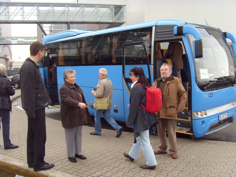 Reisende an einem Reisebus