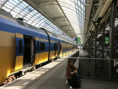 Niederländischer Zug am Bahnsteig in Amsterdam