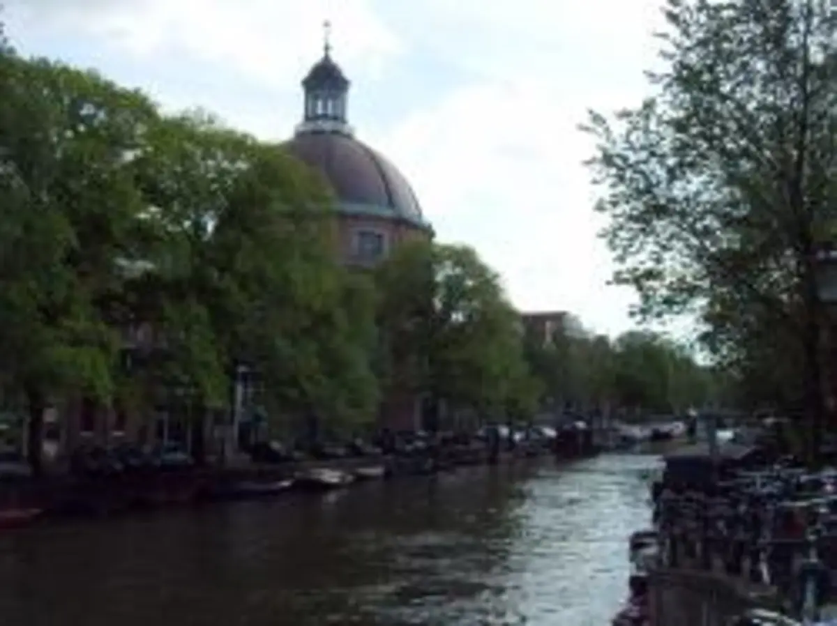 Kanal mit Fahrrädern und Hausbooten in Amsterdam