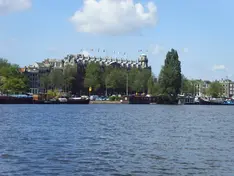 Historische Häuser und Boote am Amsterdamer Ufer