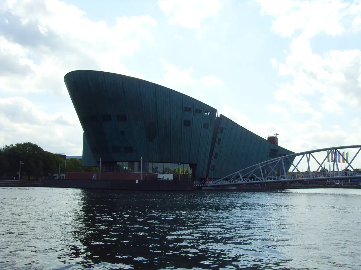 NEMO Science Museum am Wasser in Amsterdam