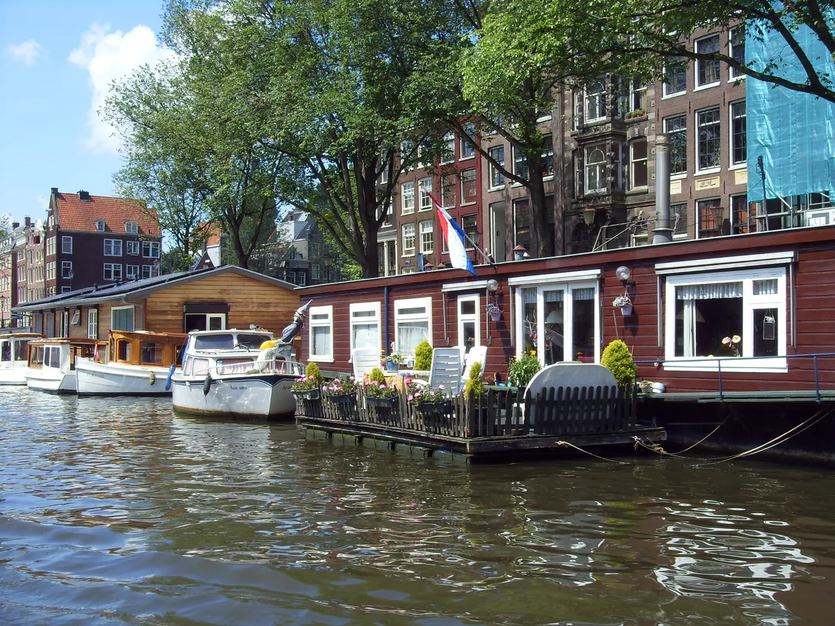Häuser und Hausboote an der Prinsengracht in Amsterdam