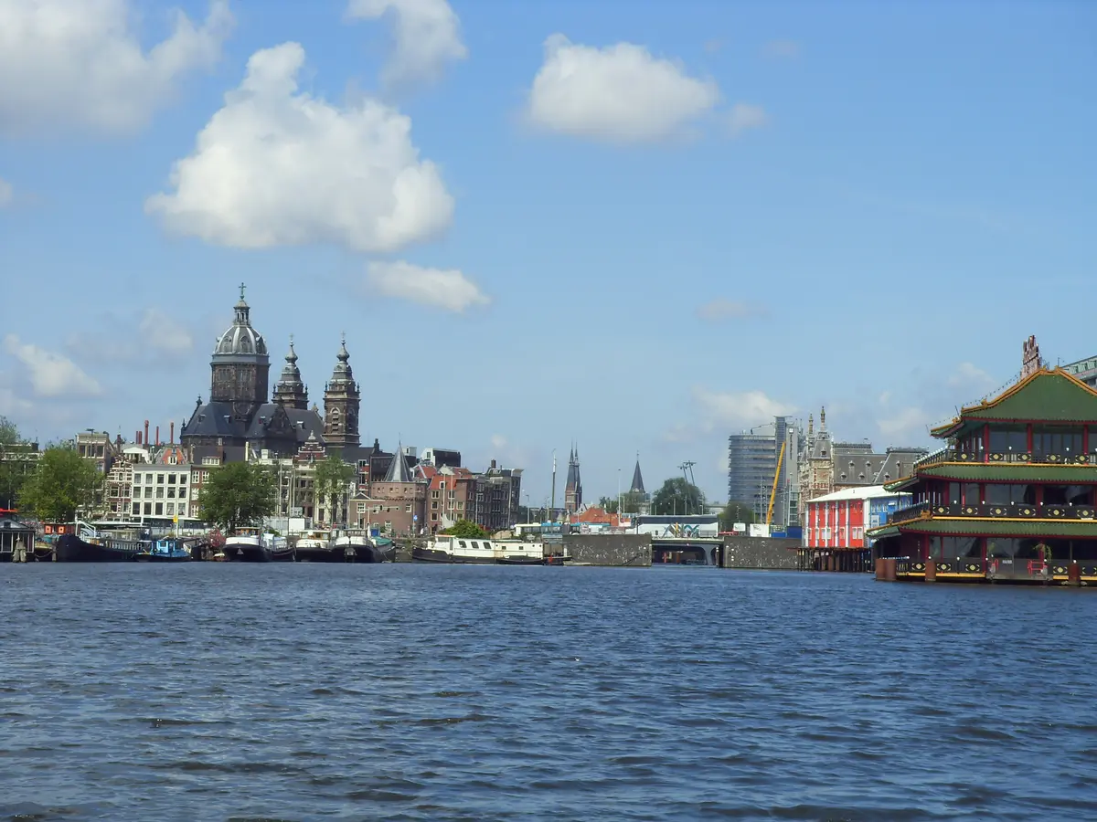 Blick über das Wasser auf die historische Skyline von Amsterdam