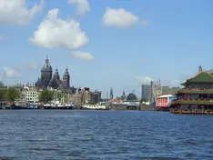 Blick über das Wasser auf die historische Skyline von Amsterdam
