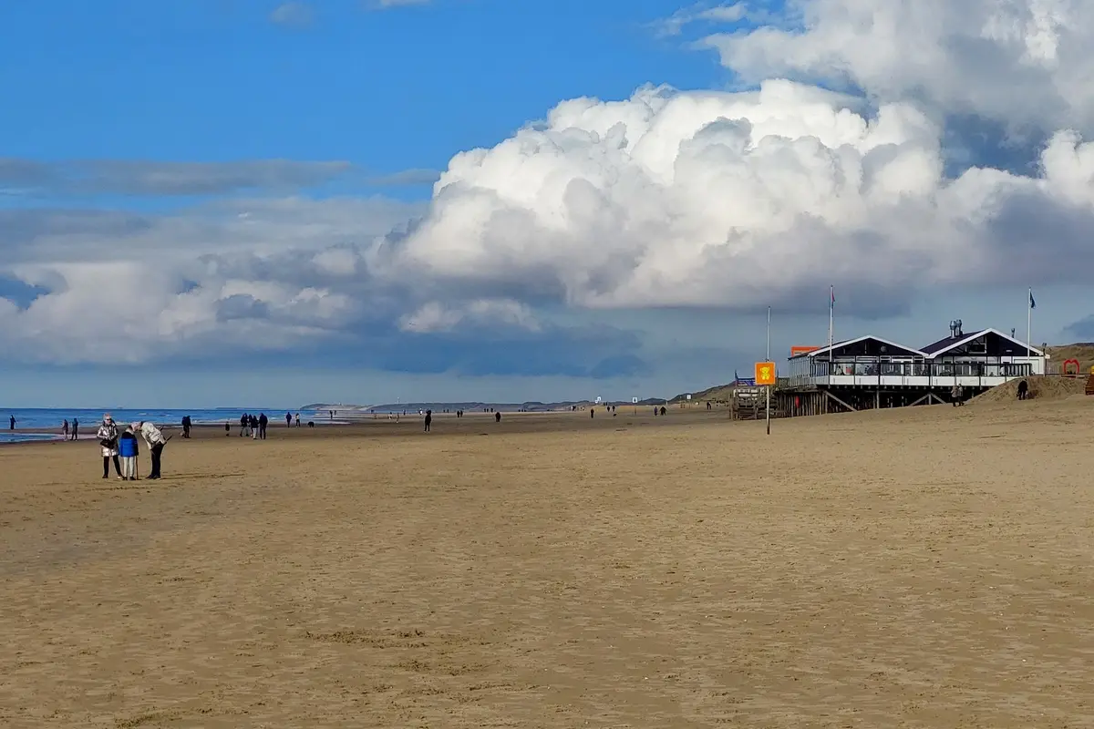 Breiter Sandstrand von Callantsoog mit Nordsee, Dünen und Strandpavillon.
